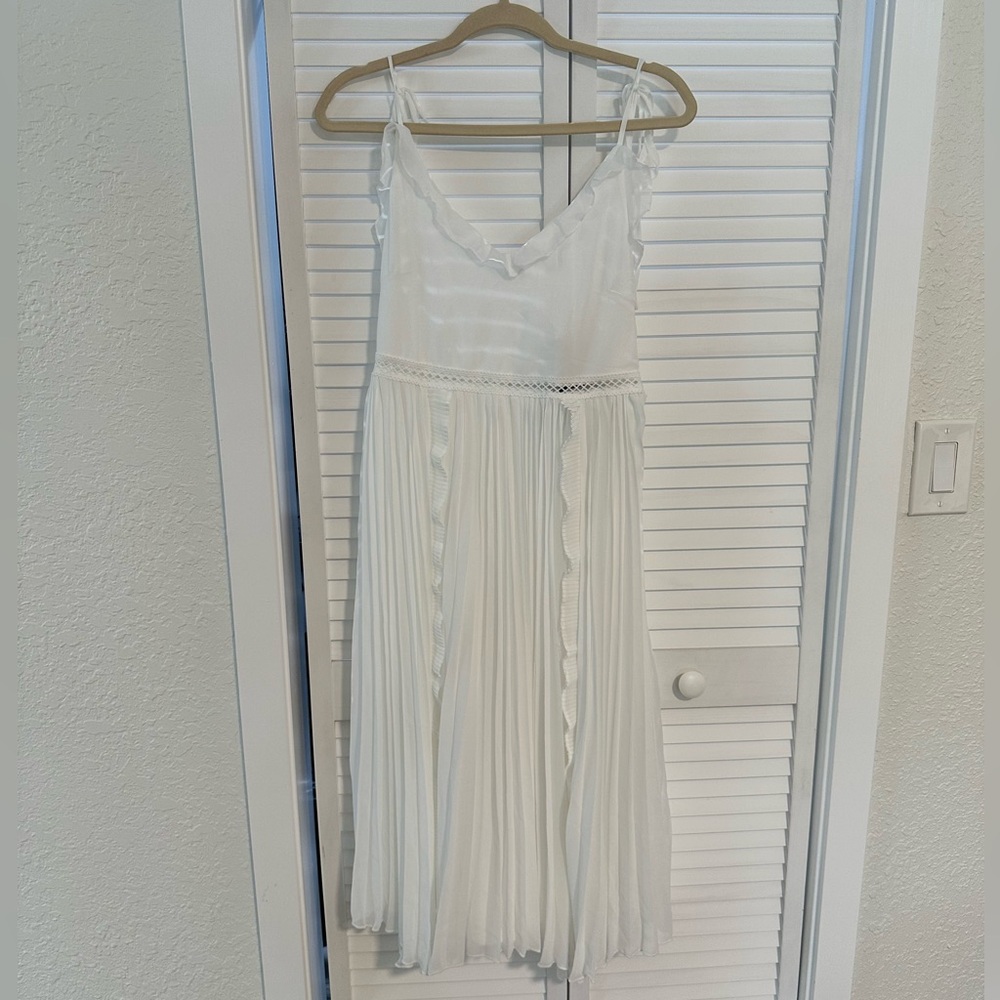 Tags still on 😱 White spaghetti strap adjustable V-neck dress LuLu size Medium